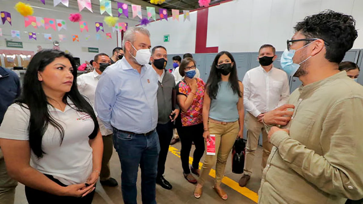 Bedolla visita a desplazados por la violencia en albergues de Tijuana