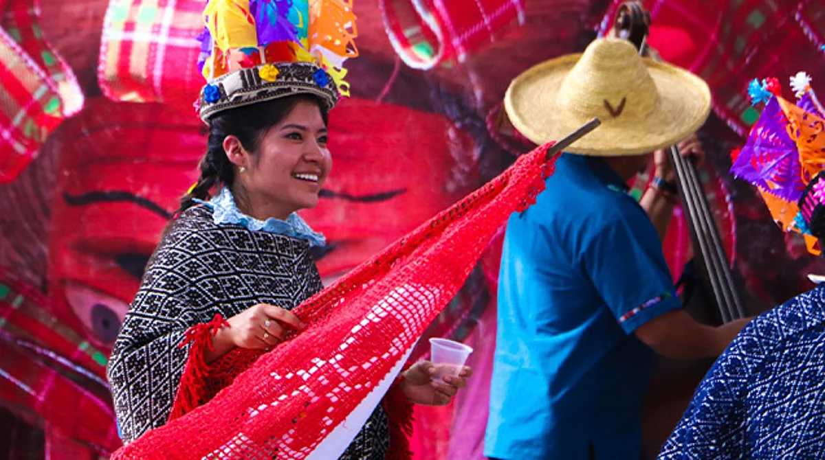 Participación artística de comunidades llena el escenario del Tianguis Artesanal de Uruapan