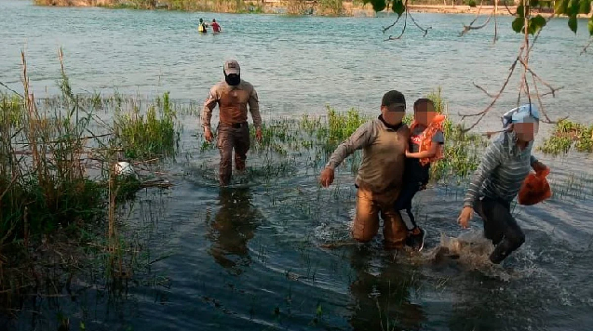 Rescatan a madre e hijo de morir ahogados en el Río Bravo