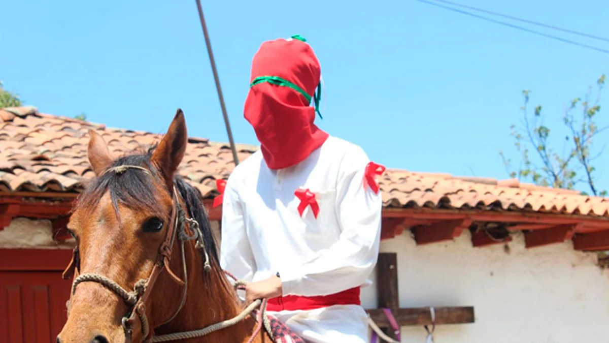 Salen en grupos de 8 ó 10, todos a caballo