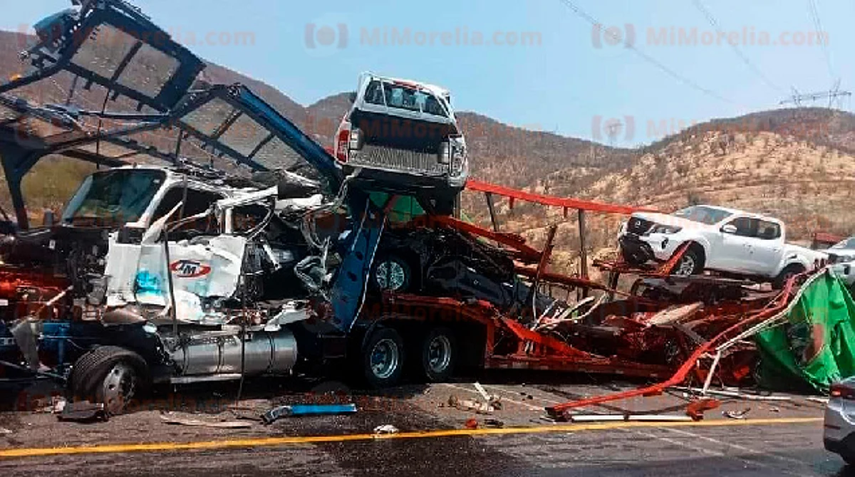 En la zona quedaron regadas partes de los automotores y rollos de acero, por lo que la vialidad fue parcialmente cerrada para realizar el retiro de escombros y de las unidades siniestradas
