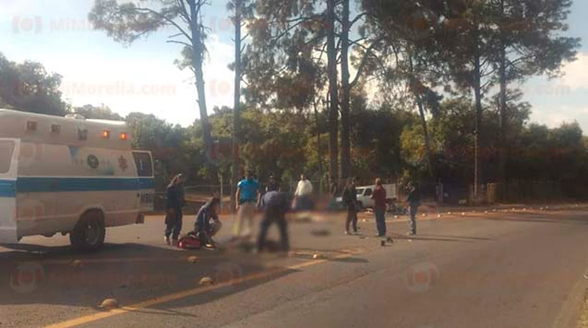 Michoacán: vehículo embiste a dos motociclistas y huye; hay un muerto