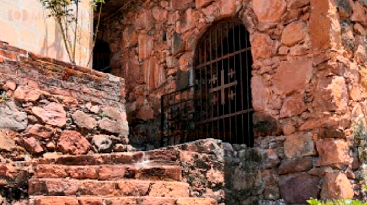 El Santo Sepulcro cuenta también con una réplica del Manto Sangrado que fue colocado a Cristo en su Pasión