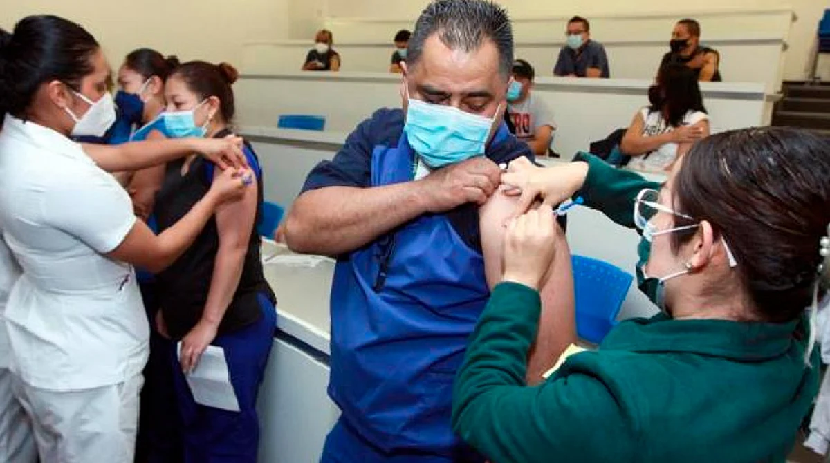 Aplican cuarta dosis a personal de salud que atiende Covid-19
