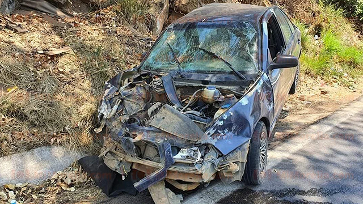 Vuelca con su coche en Tacámbaro, sale proyectado y termina gravemente lesionado