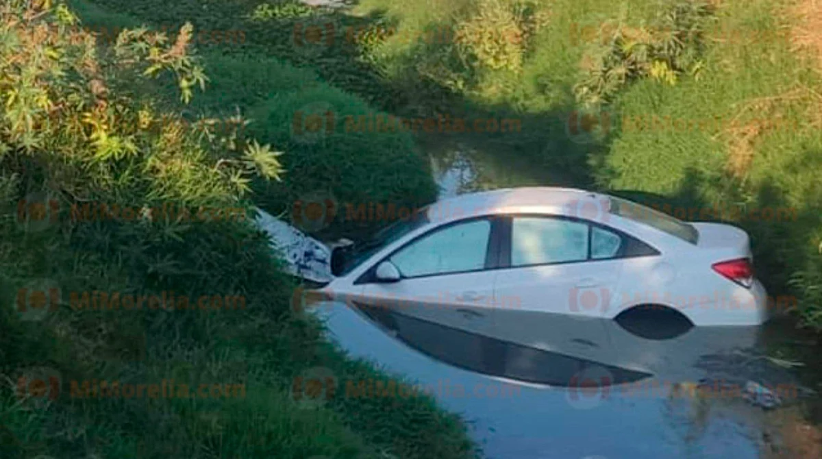Automovilista cae a río, en Morelia
