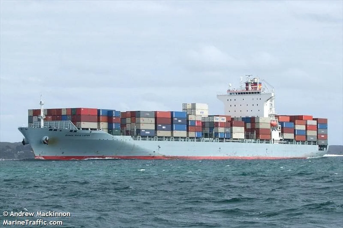 Nueve contenedores que cayeron al mar son considerados de carga peligrosa