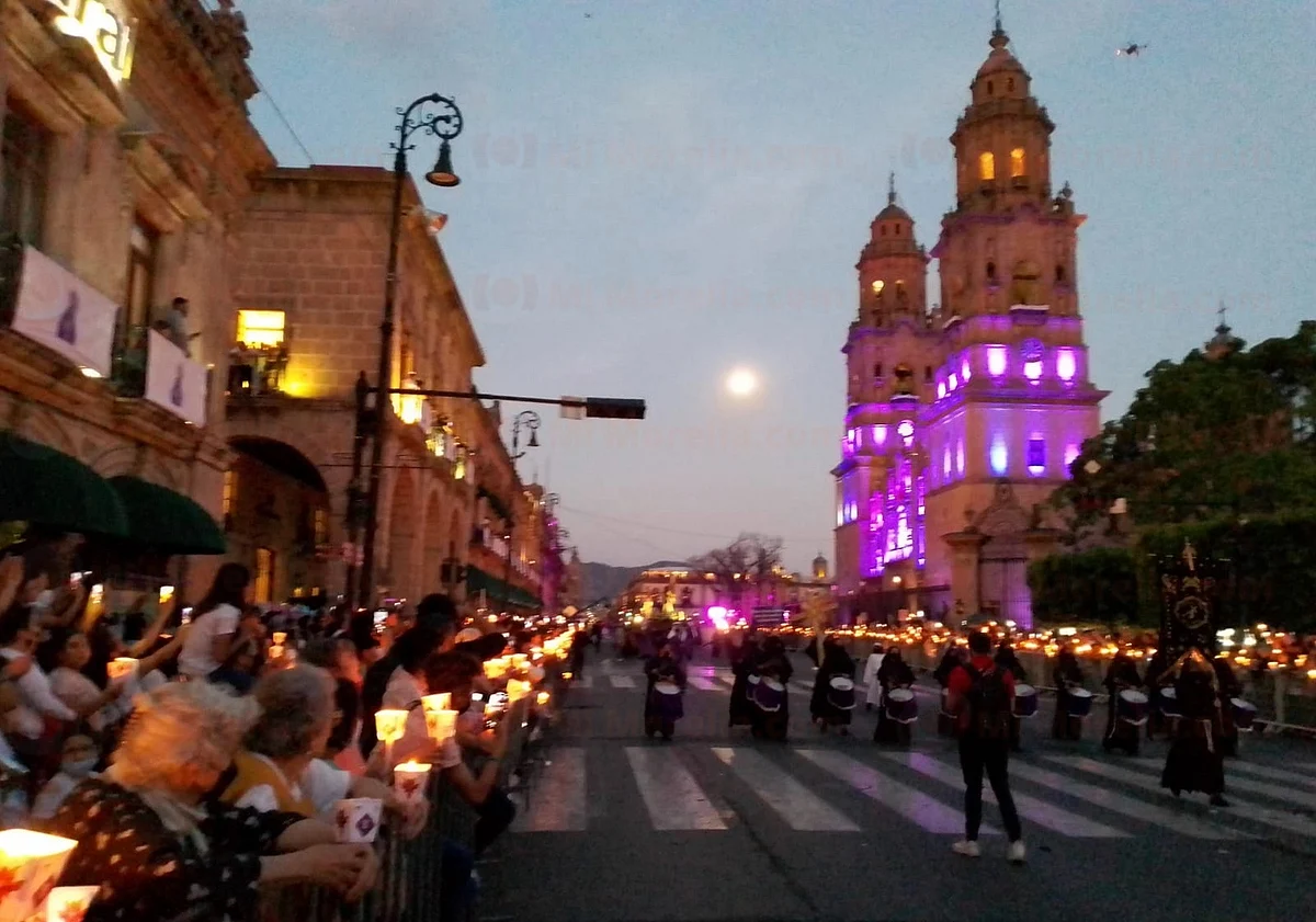 La autoridad municipal hizo entrega de 7 mil velas a los asistentes para ambientar toda la avenida Francisco I. Madero