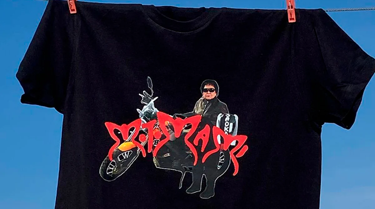 Esta t-shirt MotoMami Carmelita Salinas es todo lo que necesitamos