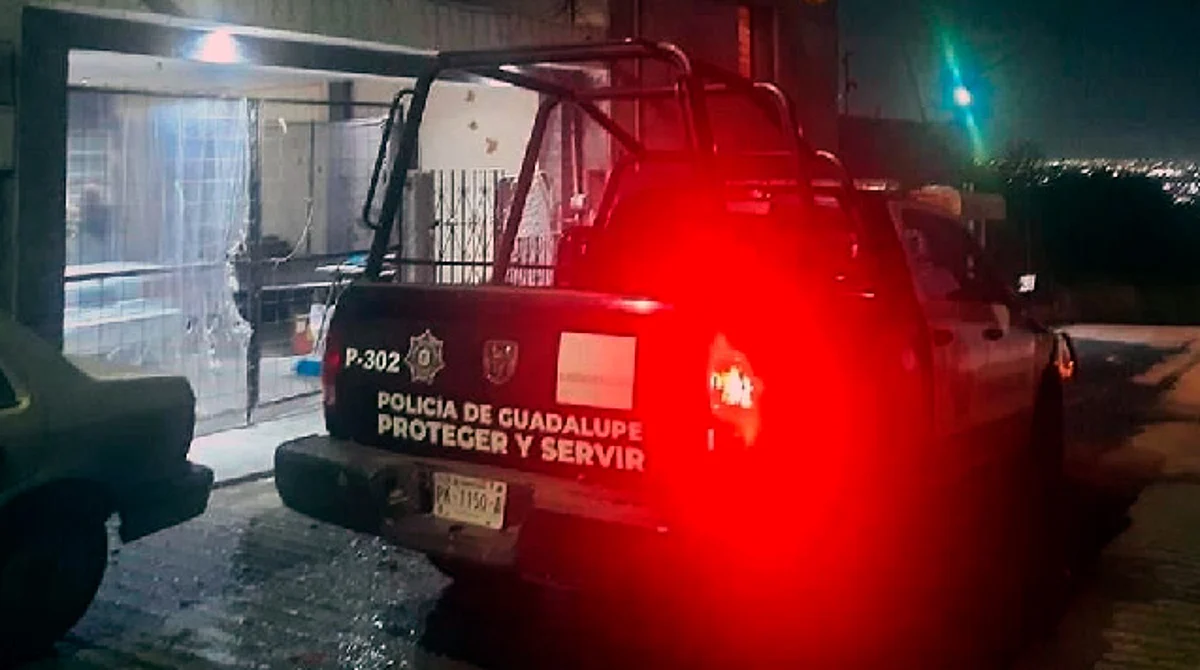 Se dijo que la mujer salió a pedir ayuda ya que presentaba varias lesiones en el tórax, ante esto arribaron elementos de la Policía Municipal