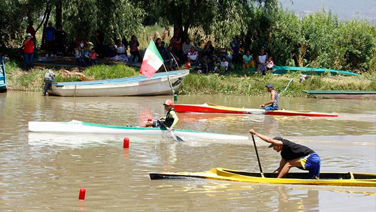Pátzcuaro: Realizan exhibición de Canotaje en Isla Urandén de Morelos