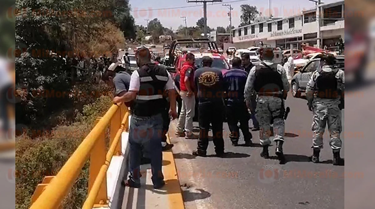 los ciudadanos reportaron el hallazgo en un desnivel de aproximadamente 100 metros, debajo del puente