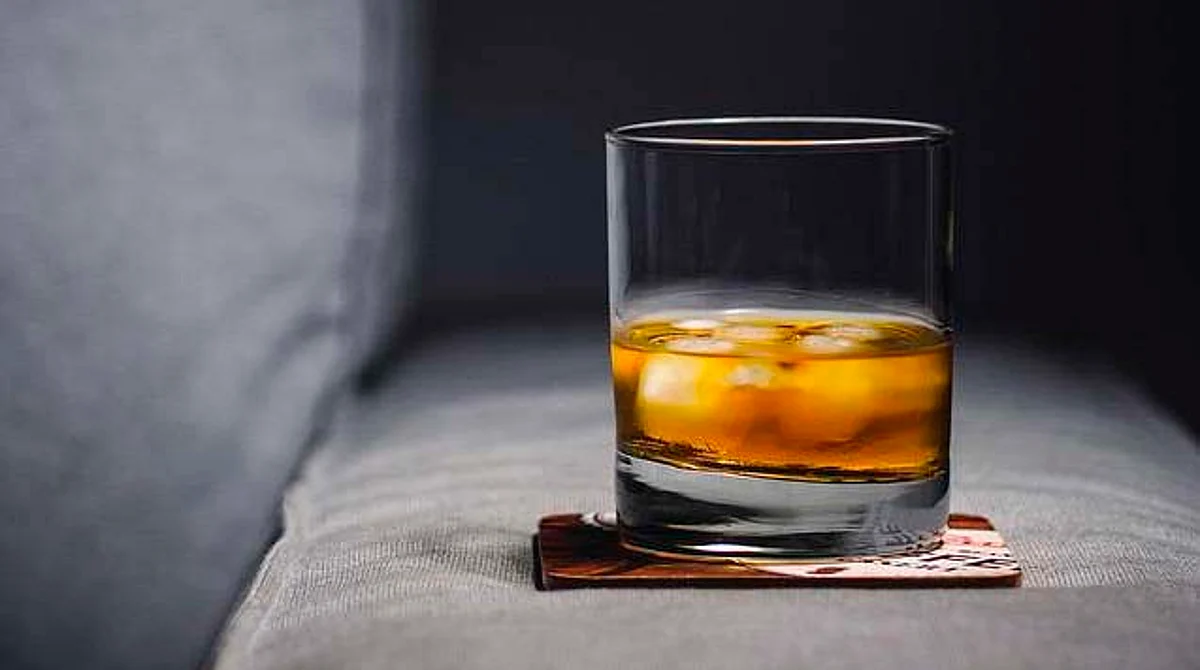 Abuela obliga a niña de 4 años a beber whisky; muere por intoxicación
