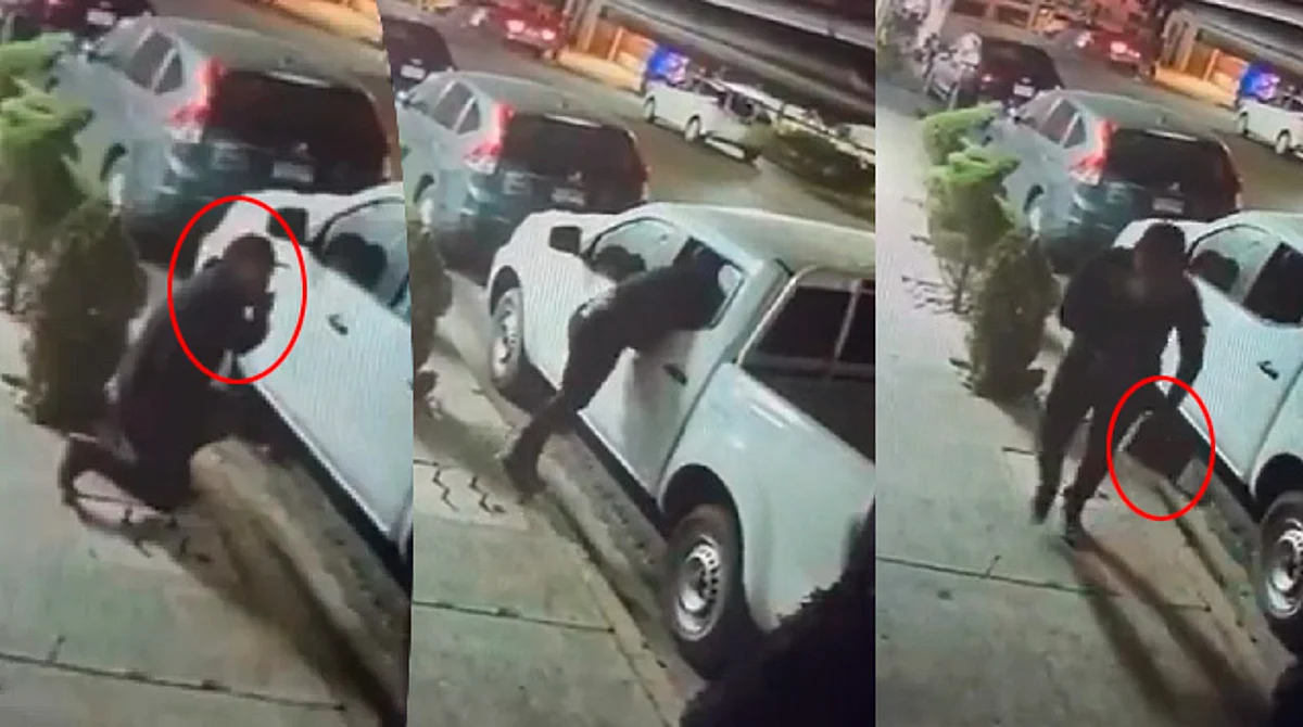 El individuo rompe el cristal y saca una mochila con lo que aparenta ser una laptop