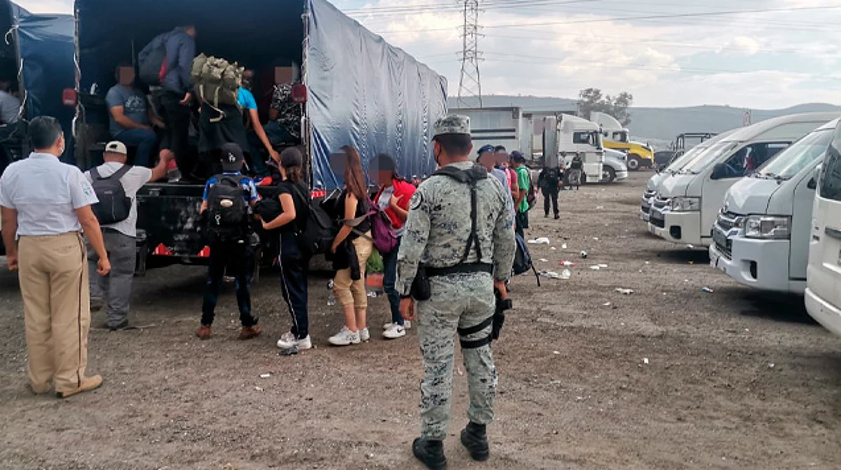 Encuentran a 330 migrantes en Puebla; viajaban en 11 camionetas