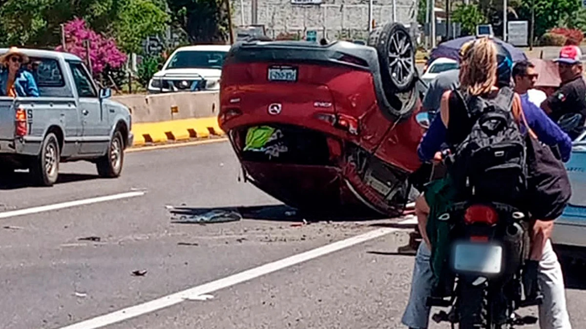 El vehículo terminó volcado
