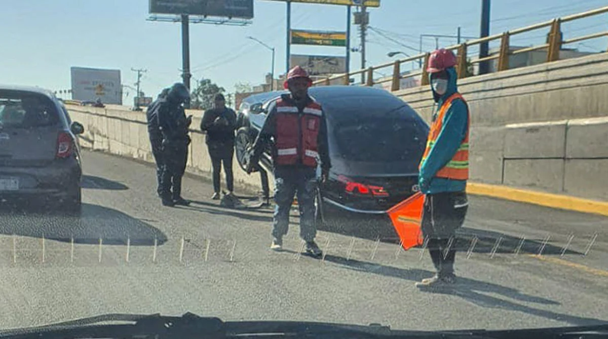 Auto queda varado en inicio de nuevo puente elevado de salida a Salamanca