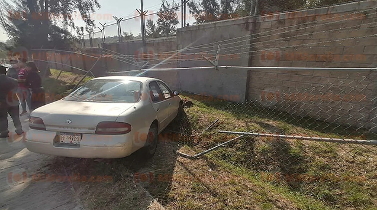 Automovilista se va contra malla perimetral y la derriba, en Morelia