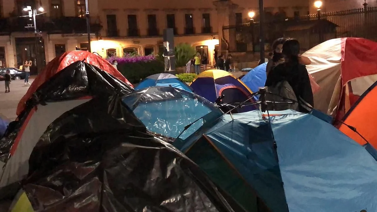 Plantón de ONOEM y Coordinación de egresados se reubica en Plaza Melchor