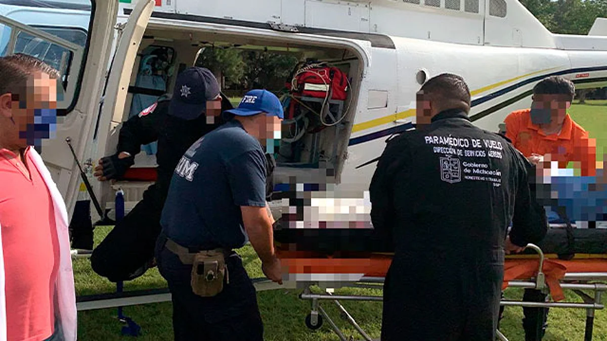 Los paramédicos dieron asistencia médica durante el traslado