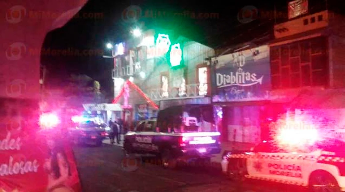 Sujetos armados irrumpen en bar de Morelia y balean a hombre