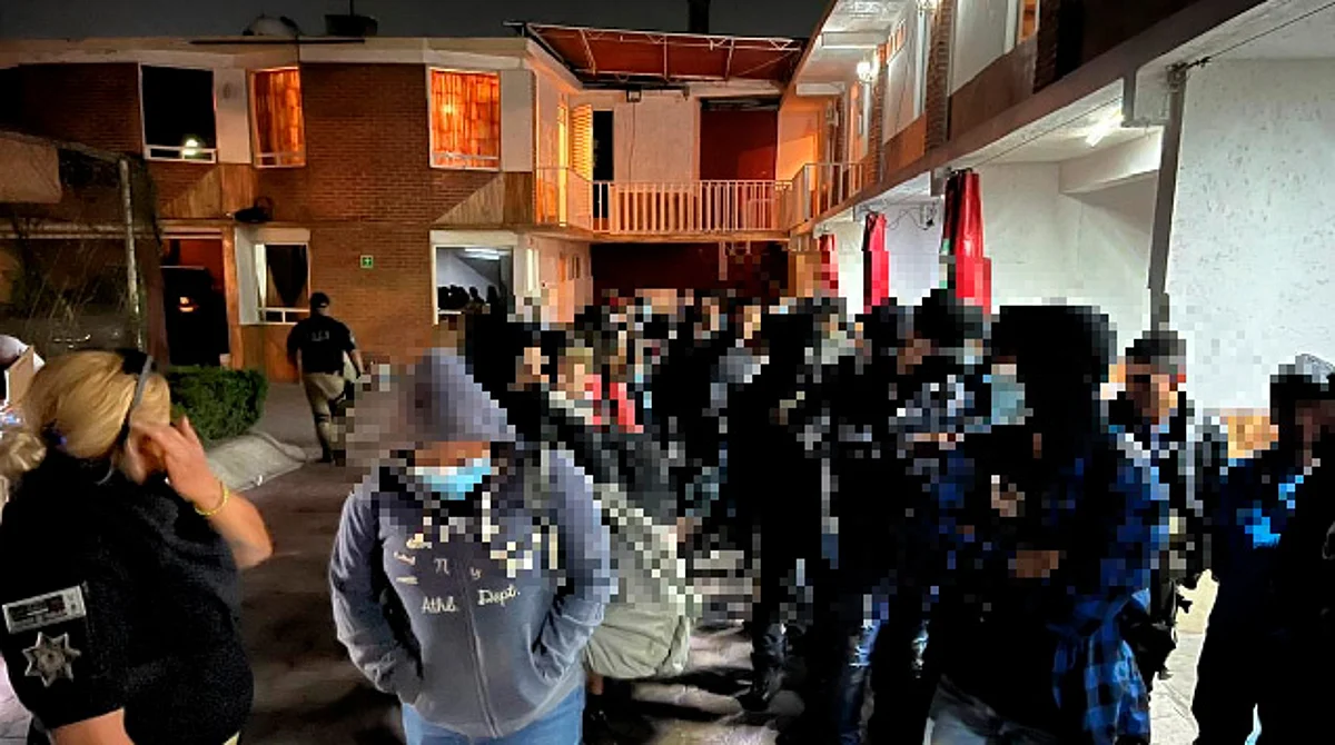 Localizan a 79 migrantes, dos de ellos menores, en cuartos de un hotel en EdoMex