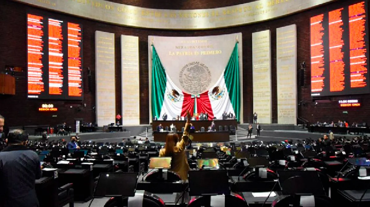 Busca reformar 18 artículos de la Constitución para transformar al INE, eliminar la representación plurinominal y replantear el financiamiento de los partidos políticos, entre otros cambios
