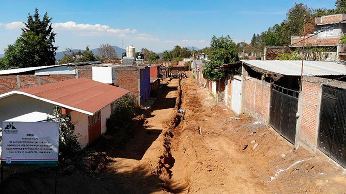 Esta primera etapa consiste en la pavimentación con concreto hidráulico, así como en la construcción de la red de drenaje sanitario y agua potable