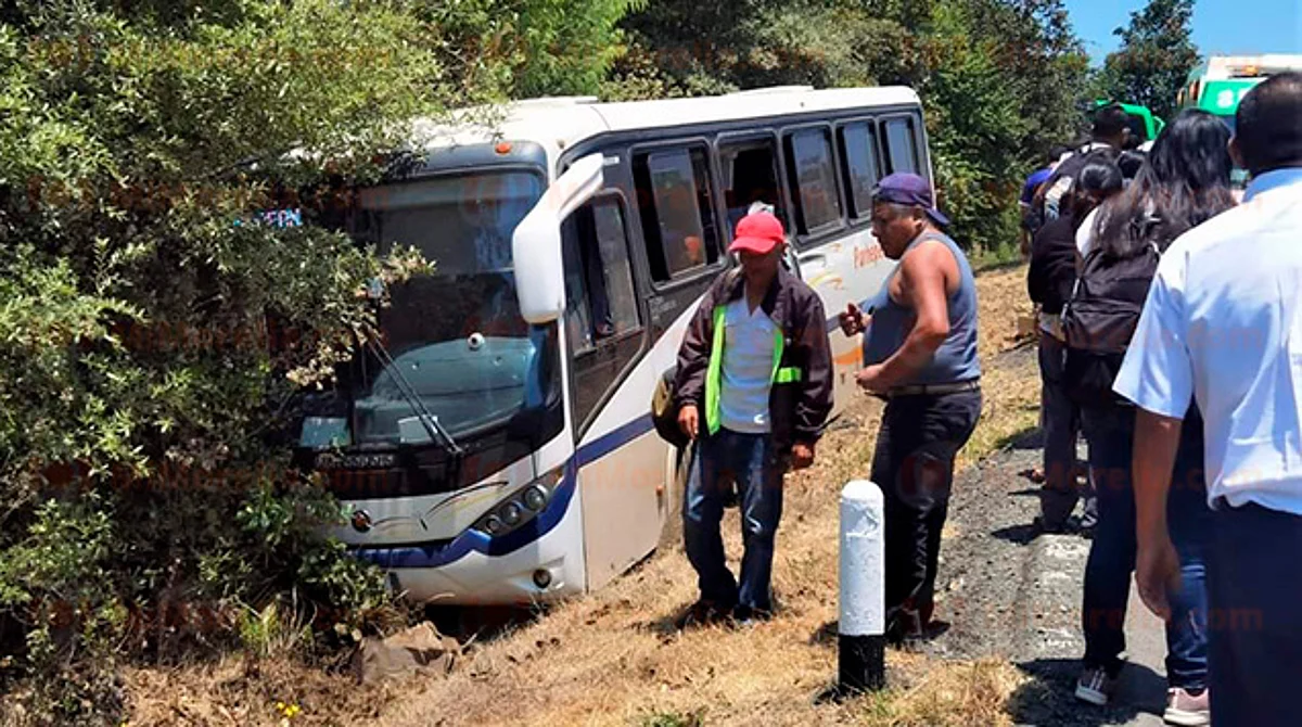 Autobús Purhépechas sale del camino y termina contra matorrales, en Michoacán