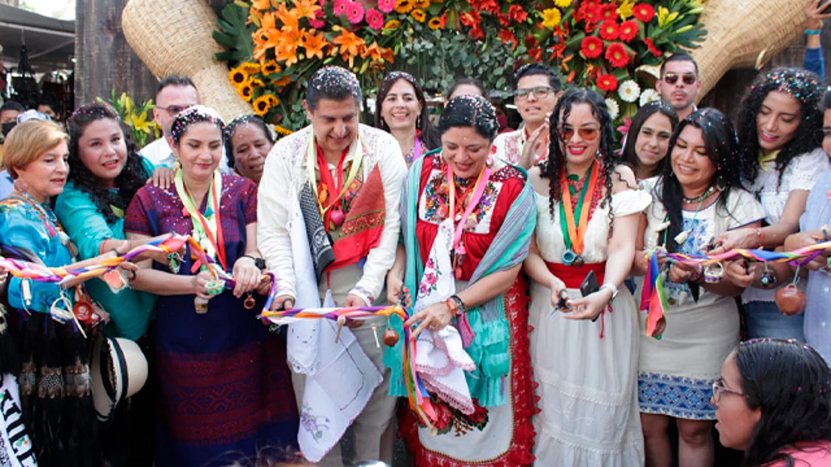 Acompañados por una gran cantidad de bandas de música y ataviados de indumentaria tradicional, los artesanos desfilaron del Parque Nacional “Barranca del Cupatitzio” hasta el centro de la ciudad