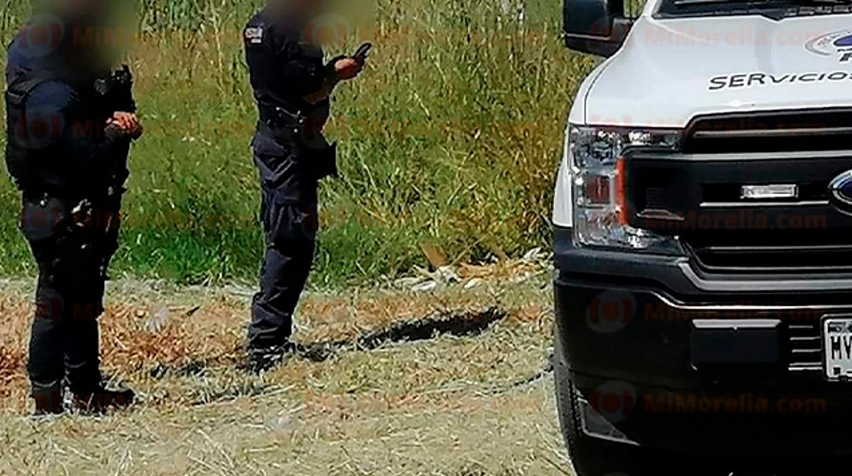 Adulto mayor muere al volcar en taxi en canal de agua, en Charo
