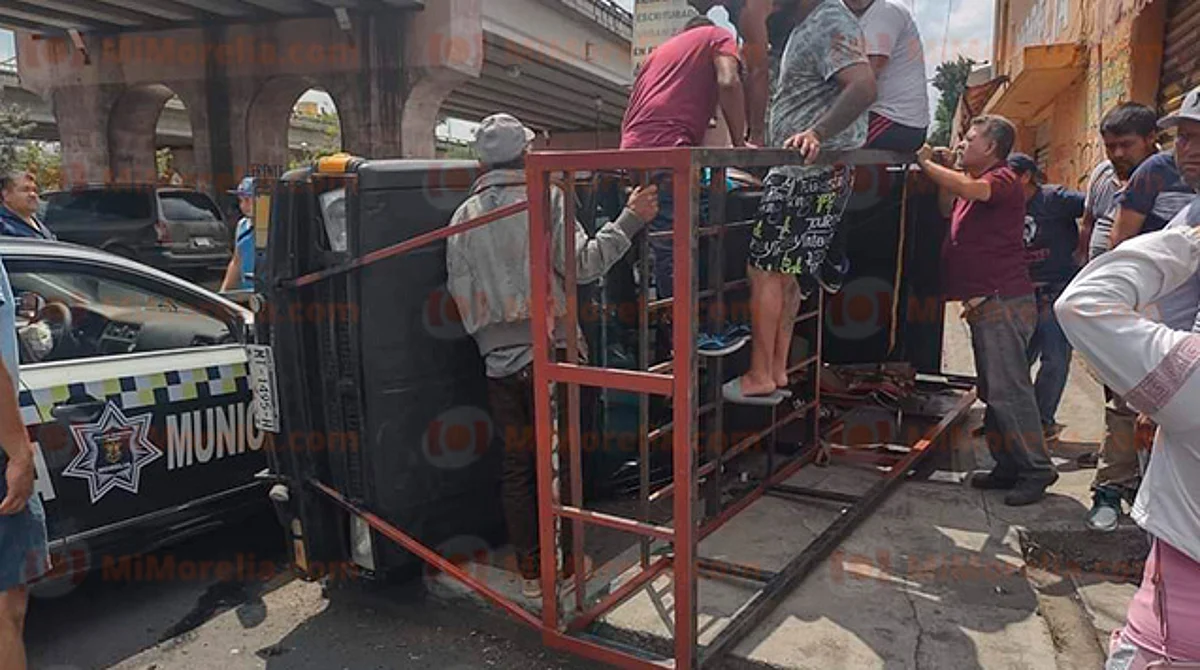 Morelia: camioneta vuelca y cae sobre patrulla; hay policías heridos