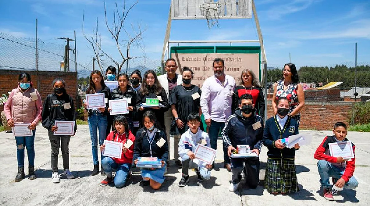 Entrega Julio Arreola premiaciones en Primer Concurso de Escritura "LENGUARTE 2022"