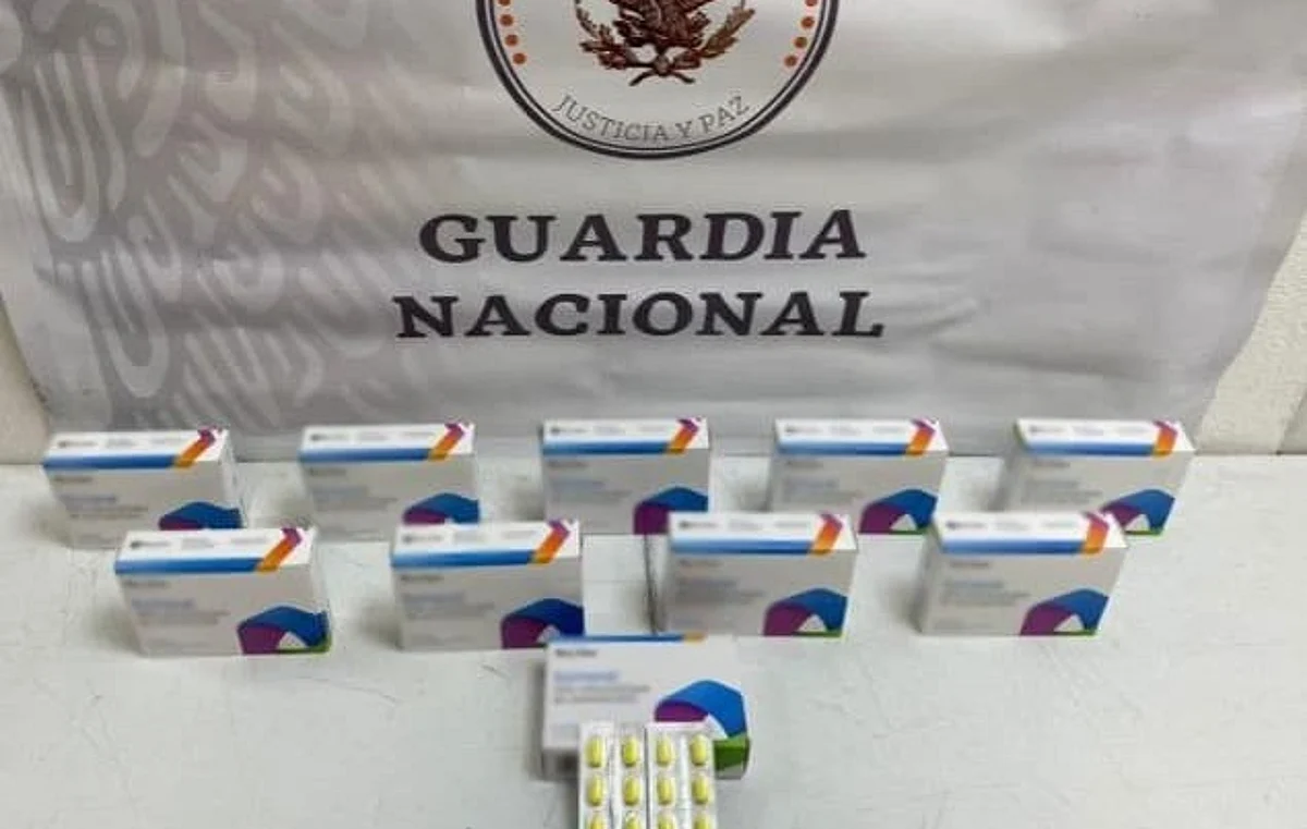 En un primer caso, hallaron paquetes que tenían la leyenda “Propiedad del Sector Salud y/o prohibida su venta”, por lo que procedieron a verificar su autenticidad