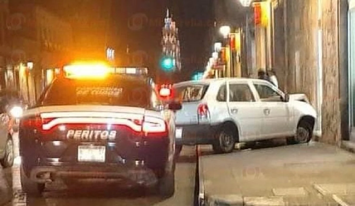 Auto choca contra farmacia en pleno Centro Histórico de Morelia