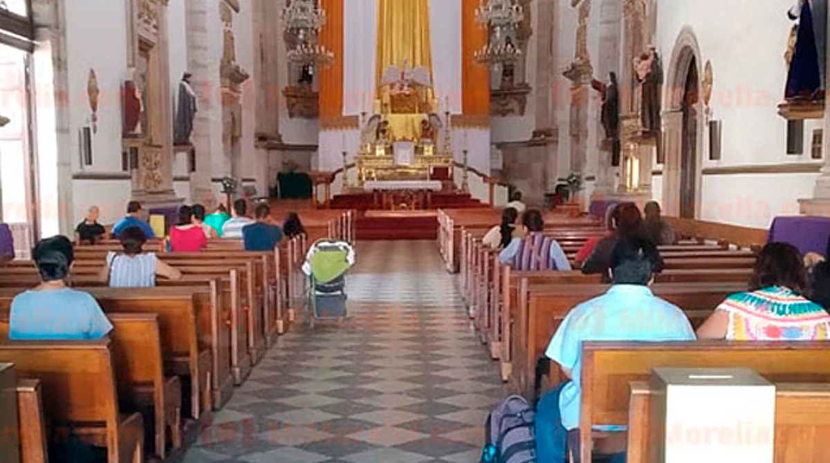 Los templos permanecerán abiertos y en algunos se mantienen medidas sanitarias como uso de gel y de cubrebocas