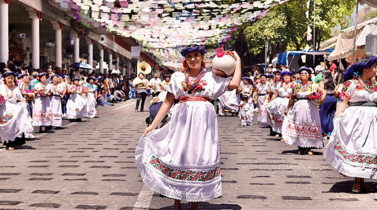 Ritual y desfile de Aguadoras llena de color las calles de Uruapan