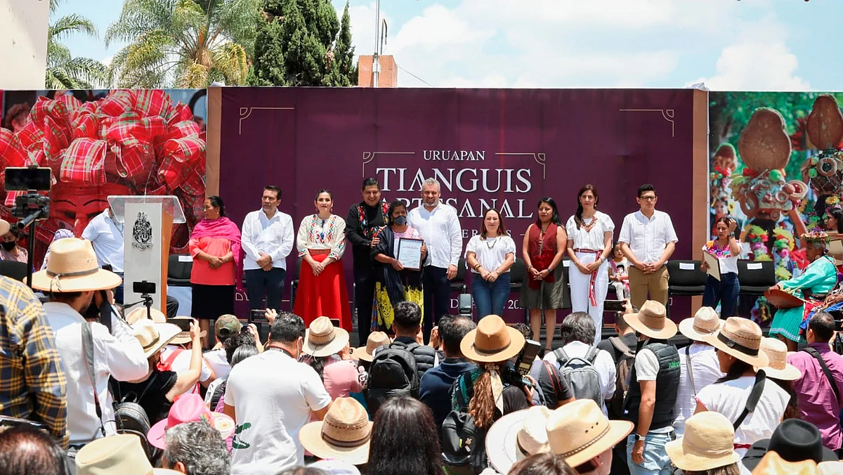 Artesanos proyectan a Uruapan a nivel internacional: edil Nacho Campos