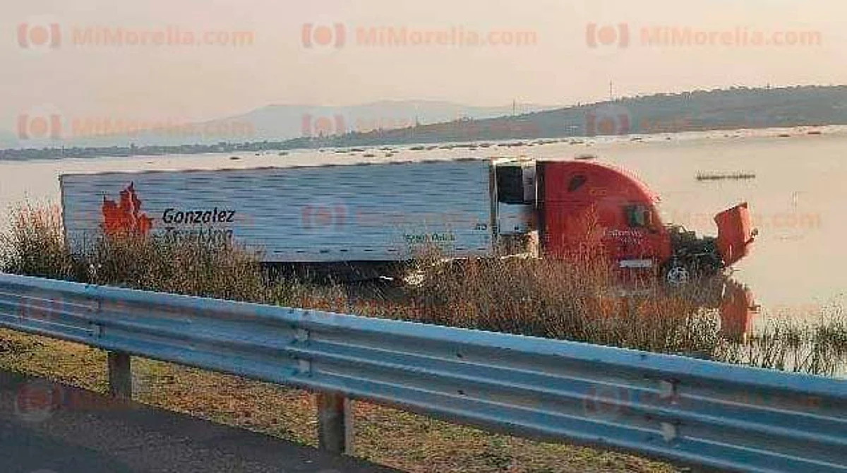 Tráiler se sale de la autopista y termina en el Lago de Cuitzeo