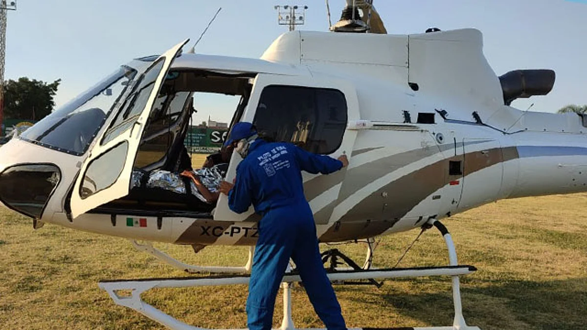 Personal de Servicios Aéreos aterrizó en la capital michoacana, donde elementos del Centro Regulador de Urgencias Médicas ya esperaban por el paciente