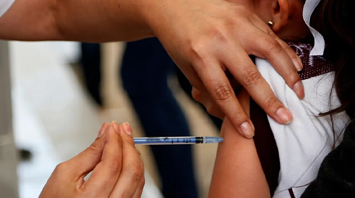 Vacunación contra Covid-19 a niños iniciaría en mayo, adelanta AMLO