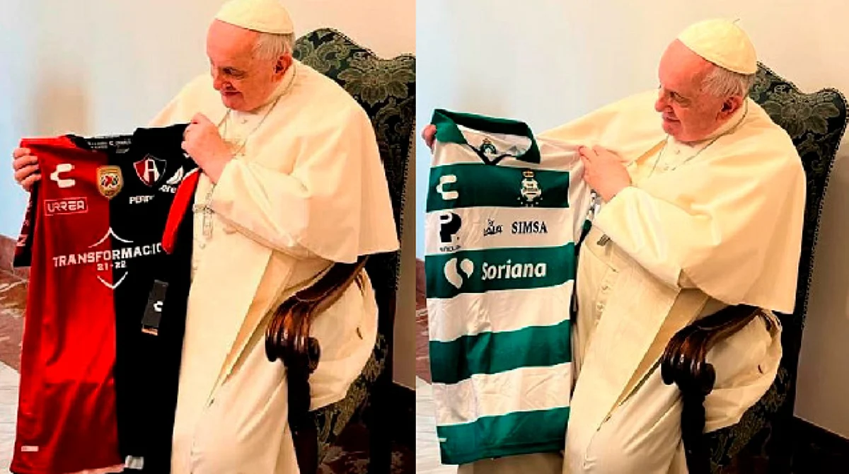 Papa Francisco recibe camisetas del Atlas y Santos