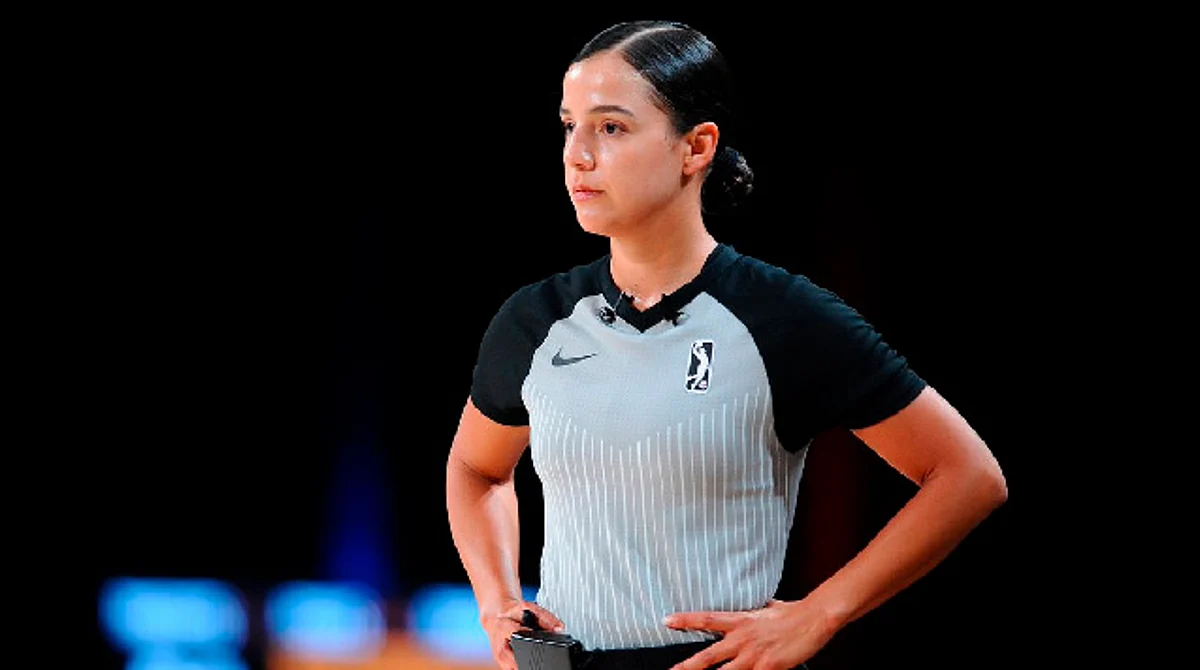 La joven forma parte de la plantilla de las árbitras de la NCAA, y trabaja para que sea parte del rol permanente en la NBA