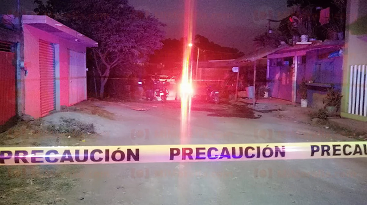 Balean a pareja que iba a bordo de taxi; una mujer muere