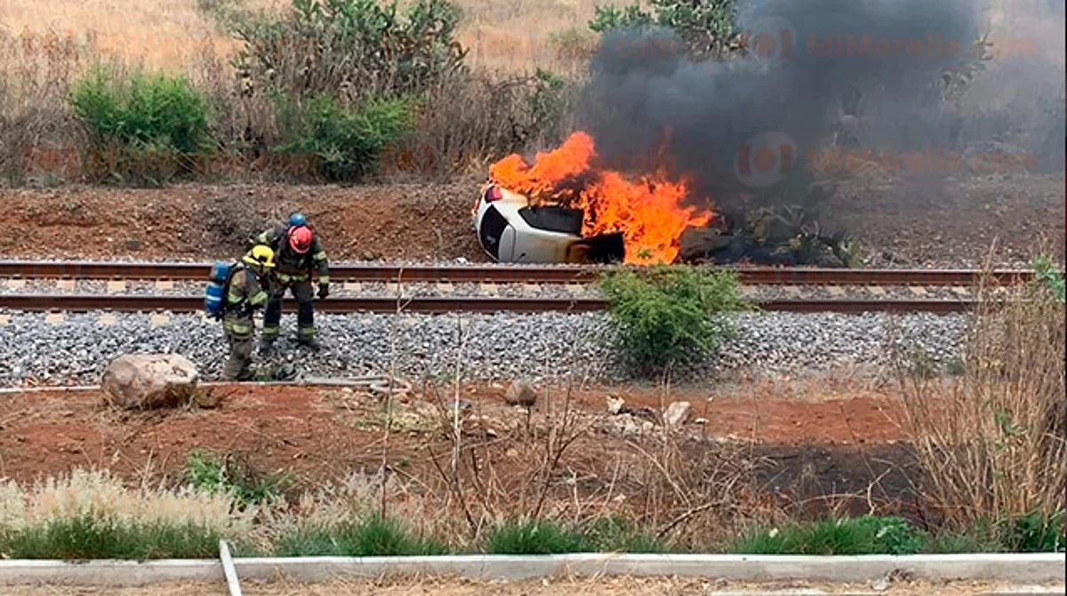 Auto vuelca y termina en llamas en la Morelia-Pátzcuaro; conductora, ilesa