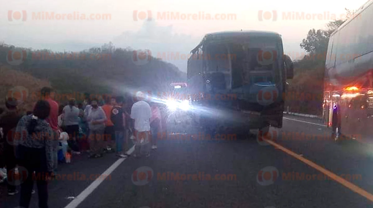 Choca autobús de turistas y tráiler en la Siglo XXI, en límites con Michoacán