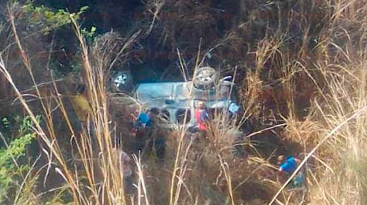 Familia vuelca y cae a barranco; mueren 3, en Caleta de Campos