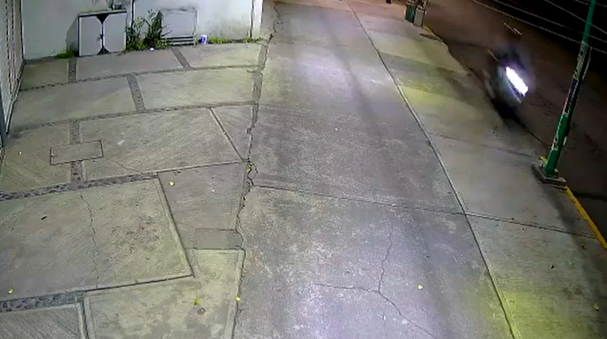Queda en video trágica muerte de motociclista tras impactarse contra poste