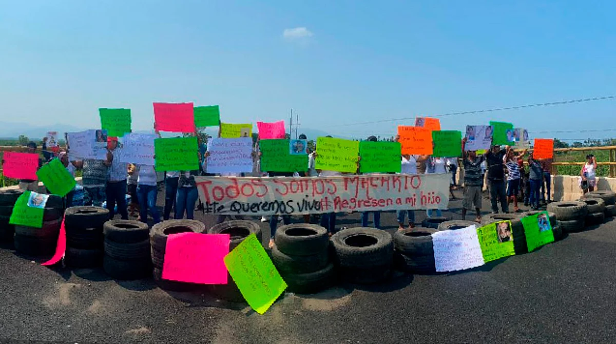 Familiares de Macario bloquean puente de Coahuayana; exigen aparezca con vida
