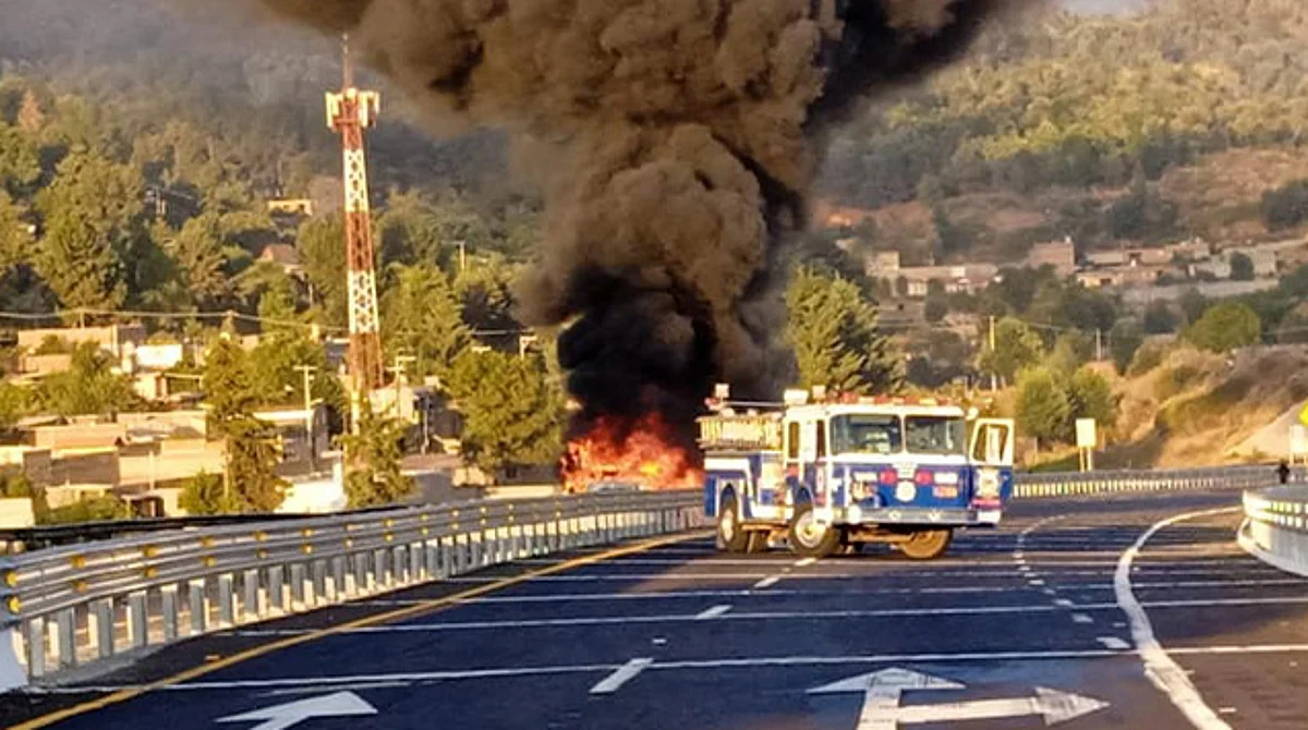 Pipa de gasolina termina en llamas en la autopista Siglo XXI en Michoacán